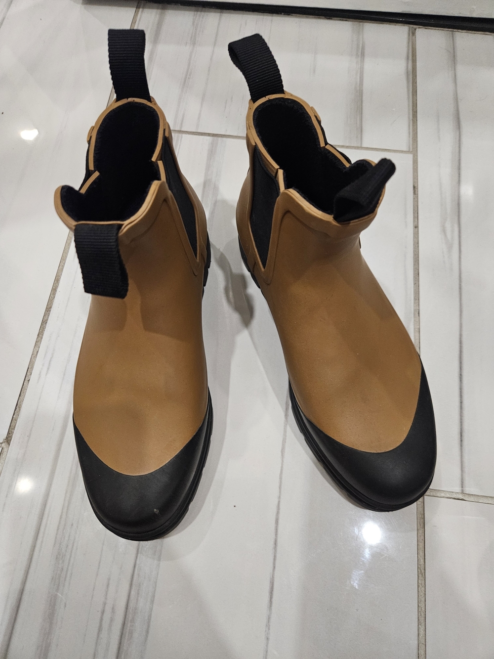 Women's Tan Waterproof Chelsea Boots with Black Toe - Everlane - Picture 2 of 5